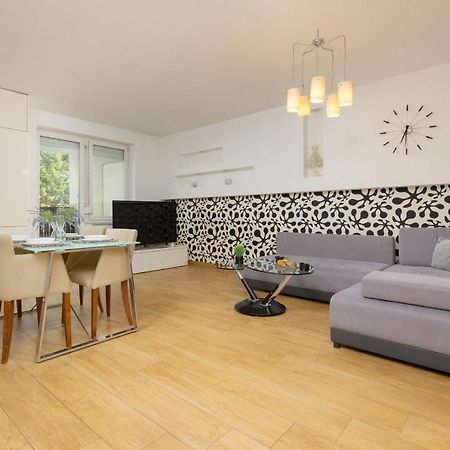Metro Targowek Spacious Apartment With Parking By Noclegi Renters Warschau Exterior foto
